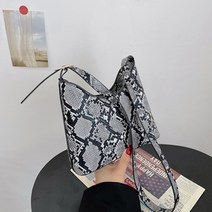 JCP 파이톤 패턴 라운드 숄더백