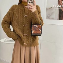 이유무무 NQ-072 여성 뿔단추 라운드넥 꽈배기 니트 가디건