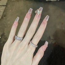 신부는 고급 요정같은 페이크 네일 착용하고 임산부는 완성된 네일아트 미디엄 길이의 웨딩 네일, 한개옵션1, 나비 엘프