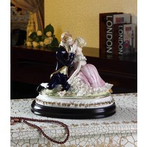 스페인 피겨린 야드로 세라믹 도자기인형 키스하는 커플 조각상