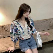 코지일이삼 코지 여자 고풍스러운 프린팅 레이스 브이넥 블라우스 (8847164)