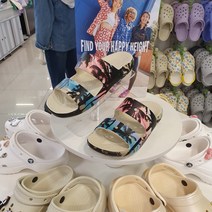 크록스 남녀공용 클래식 레트로 리조트 샌들 207856-2Y3 NC순천점