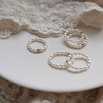 천연 담수 진주 화이트 스트레치 샤오미 반지 구슬 끈 작은 집게 손가락을 겹쳐 금조 ins 14K 데일리 반지의 제왕을 끼고 있다.