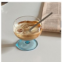 사케 고량주 프랑스 복고풍 컬러 잔 투명 유리 커피 컵 우유 요구르트 스크림 컵 샴페인, 하늘색 배경