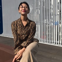 놀면뭐하니 복고풍 힙스터 이효리 뱀피 무늬 패턴 긴팔 셔츠 블라우스