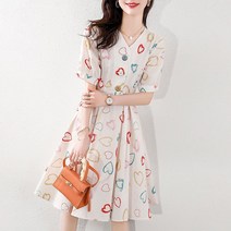 미미앤느 여성 브이넥 귀여운 러브 하트 무늬 어린이집 등원룩 반팔 화이트 미디원피스 a2800