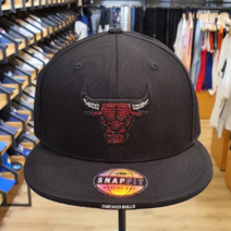 NBA 남여공용 시카고 불스 팀 로고 레트 컬러 포인트 스와로브 스키 장식 반짝임이 멋스러운 블랙 컬러 스냅백 모자