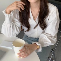 오피스룩코디 브이넥 스모크 밴딩 블라우스 노카라 어깨셔링 셔츠