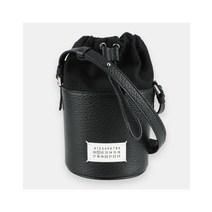 디몬트 22 F/W 마르지엘라 5AC 로고 패치 버킷백(블랙) S56WG0164 P4348 T8013