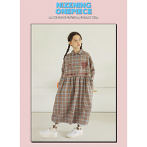 [마르디엠버] 시즌에 잘 어울리는 체크 패턴과 컬러감이 돋보이는 보들보들 따뜻한 터치감을 가진 소재 허리선에 잔잔한 셔링 디테일 귀여운 그래픽 피치스 니즈닝 원피스 나염