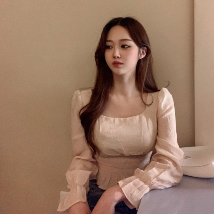 워너비뮤즈  스퀘어넥 요루 스모크 주름 퍼프 셔링 크롭 블라우스