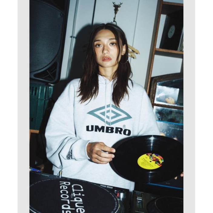 엄브로 크리스피 타슬란 후드티셔츠 라이트 그레이UQ321CHD91 2212489