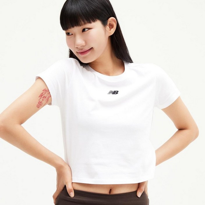 뉴발란스 여성 에센셜 중앙로고 반팔티 SLIM FIT NBNEE2W4021786
