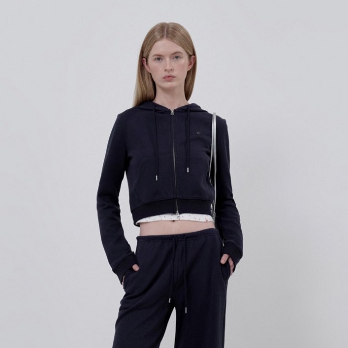 키르시 플레인 슬림핏 크롭 후드 집업