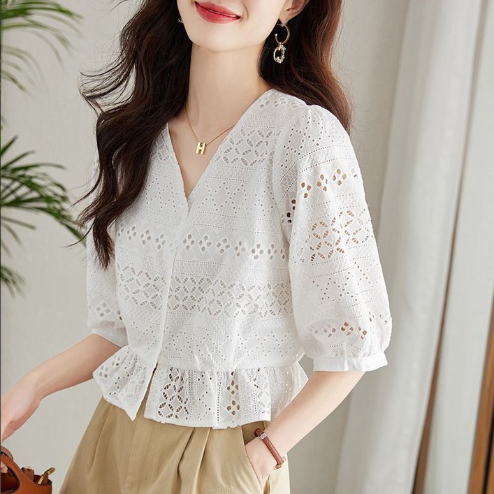 여성 브이넥 펀칭 반팔 블라우스 여성스러운 크롭  반팔 레이스 셔츠 여름 상의