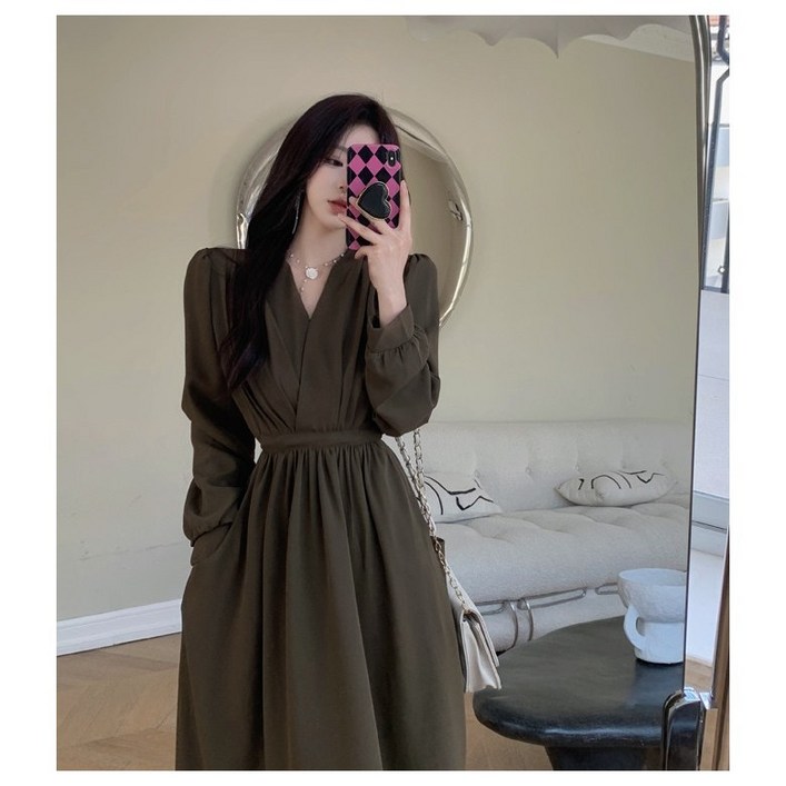 소정에뜨와르 슬림 허리라인 핀턱 디테일 퍼프 소매 롱 플레어 오피스 브이넥 햅번 원피스