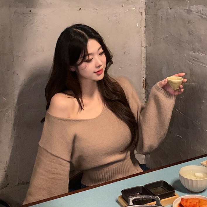 워너비뮤즈 허리잘록 언발 오프숄더 트임 크롭 니트