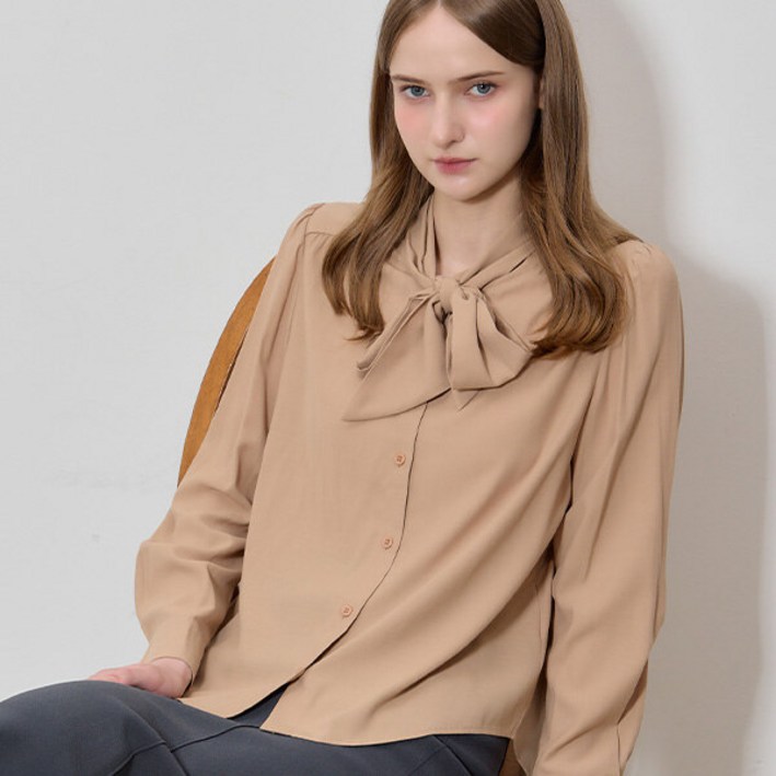 리스트 리스트LIST  타이 셔링 라운드넥 블라우스 택가격 138000원