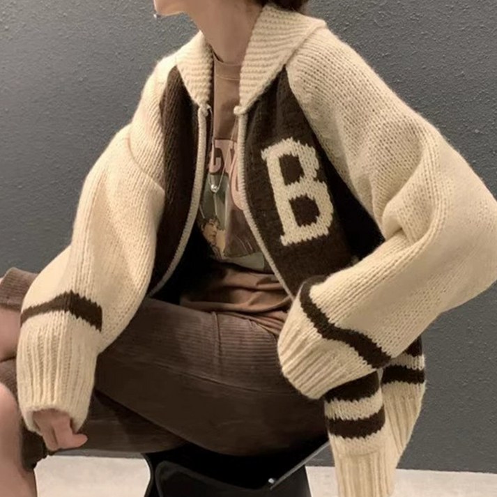 메이첼 여성용 코라폰 B 레터링 터틀넥 집업 니트 가디건 11390