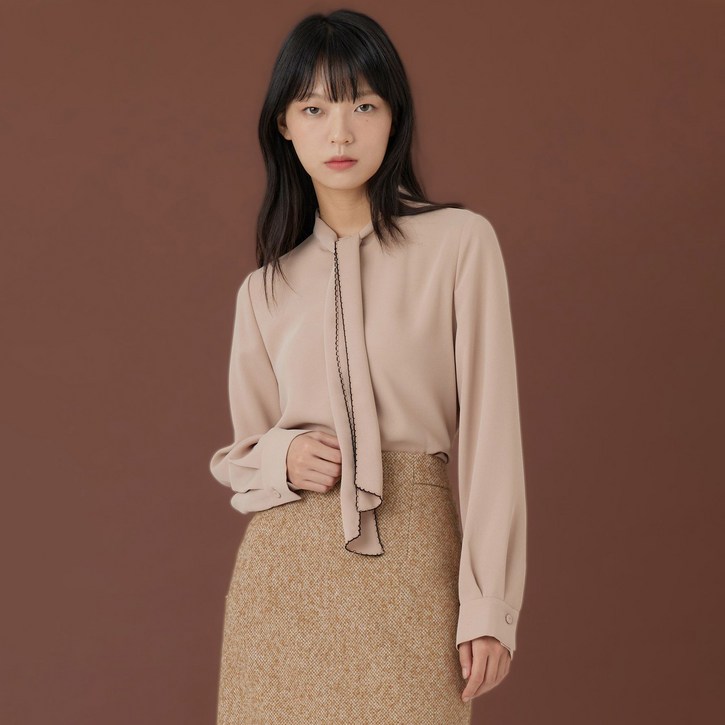 케이엘바이린 스픈 자수 타이 블라우스