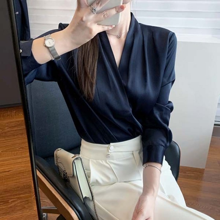 어반룩북 새틴 브이넥 오피스룩 셔링 긴팔 셔츠 어반룩북 새틴 브이넥 오피스룩 셔링 긴팔 셔츠
